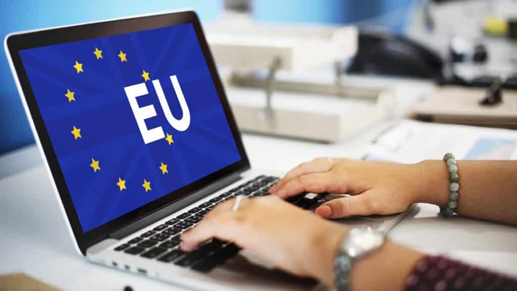 photographie-mains-de-femme-travaillant-sur-ordinateur-portable-ecran-union-europeenne