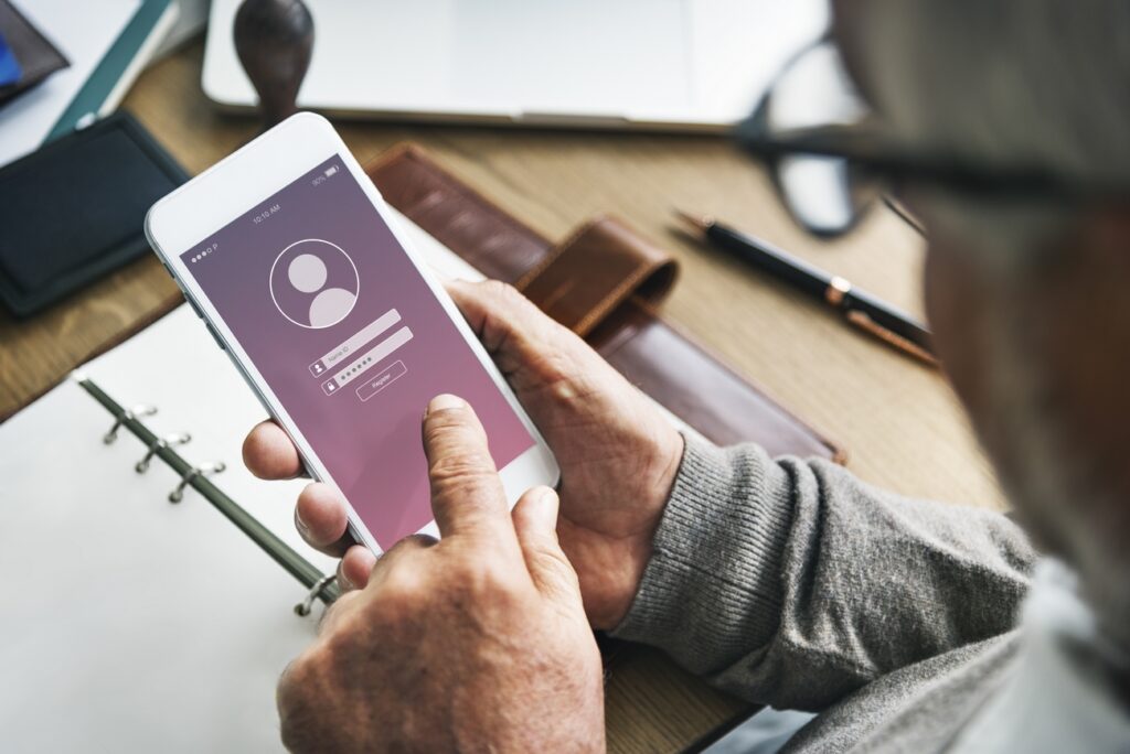 photographie-gros-plan-mains-personne-identifiant-smartphone